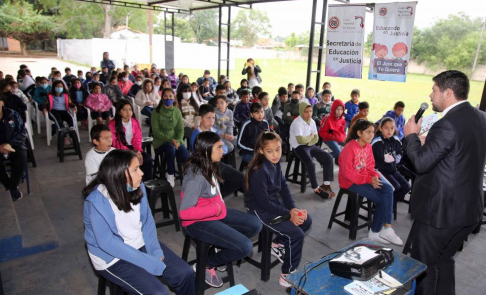 Charla educativa sobre acoso escolar o bullying en la institución Virgen Stella Maris de la capital.