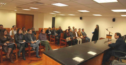 Los abogados provenientes del Brasil durante la charla impartida por el juez Penal de Sentencia, doctor Andrés Casati.