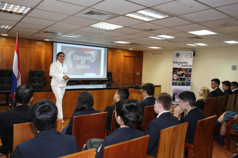 La jueza Penal de la Adolescencia, doctora Edith Coronel dialogó con los estudiantes.