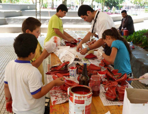 Funcionarios de la Secretaría de Género y voluntarios, en la segunda jornada de Pintata de Zapatos.