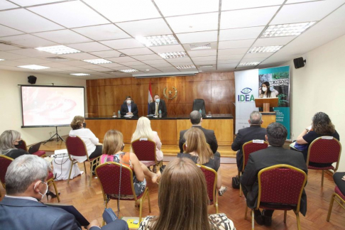 El acto inició con las palabras de apertura de la directora de la Dirección de Derecho Ambiental de la CSJ, abogada Anaya Arrúa.