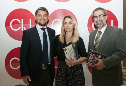 Dr. Gustavo Martínez y José María Costa en compañía de María Bourdin, directora de Comunicación Pública de la Corte Suprema de Argentina.