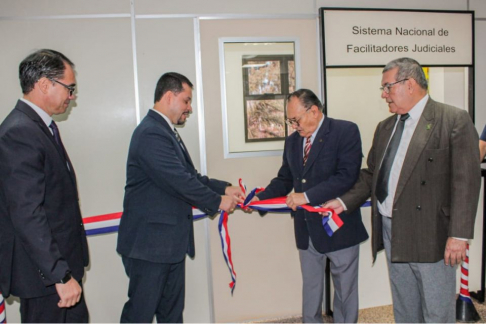 Los miembros del Consejo de Administración y el director de Faciltadores inauguran la oficina en Concepción.