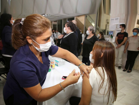 Este lunes se realiza la jornada de vacunación contra la influenza y Covid-19.