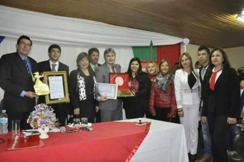 El doctor José Agustín Fernández tras recibir el reconocimiento, posando con las autoridades comunales de San Ignacio Guazú, Misiones.