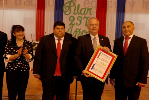 El Ministro Riera momento en el que recibía la plaqueta recordatoria como Hijo Dilecto de Pilar, junto con la concejala Eleuteria López, el presidente de la Junta Municipal, Lorenzo Bottino y el intendente Alfredo Stete