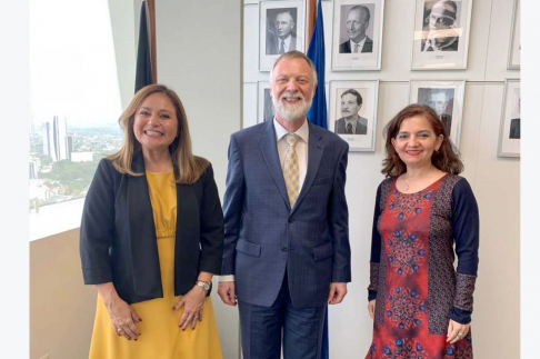 Silvia López Safi, Directora de la Secretaría de Género del Poder Judicial, en compañìa del Embajador de la República Federal de Alemania, Sr. Holger Scherf y la Defensora General de la República, Lorena Segovia Azucas