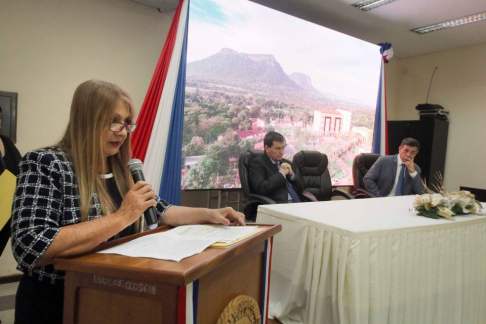 Ministros Santander y Ríos participaron de la presentación del informe de gestión anual de Paraguarí.