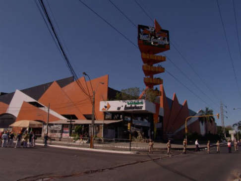 Fachada del supermercado siniestrado.