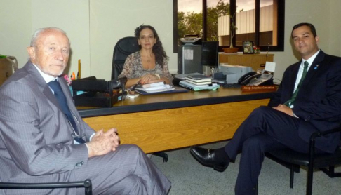 Durante la reunión mantenida en la dirección de los Registros Públicos.