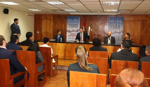 Los visitantes primero participaron de una charla que tuvo como expositor principal al camarista del fuero Civil y Comercial, doctor Enrique Mercado Rotela.