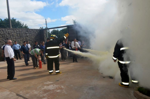 Se realizó un simulacro de evacuación en caso de amenaza de bomba, mediante la demostración por parte de los responsables de la organización se pudo conocer como evacuar el edificio judicial en la brevedad posible.