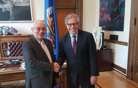 El ministro Miguel Oscar Bajac junto al secretario general de la OEA, Luis Almagro.