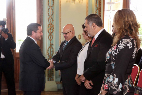 El vicepresidente primero de la Corte Suprema de Justicia, doctor Alberto Martínez Simón saludando a los nuevos embajadores.