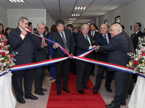 El presidente de la Corte, Antonio Fretes, Mons. Claudio Giménez, el gobernador de Cordillera, Carlos López; ministro Miguel Óscar Bajac, Roberto Gálvez, representante del PNUD, y Sindulfo Blanco, superintendente de la Circunscripción de Cordillera.