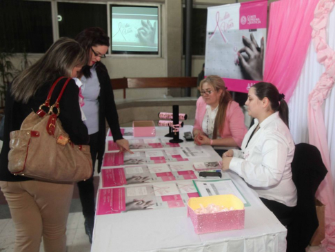 El estand de la campaña "Un día para vivir" se encuentra en la plazoleta de la sede judicial de Asunción.