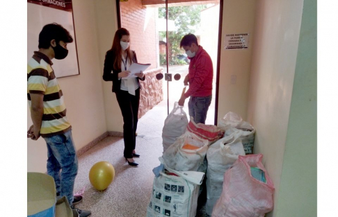 Entrega de residuos para reciclaje.