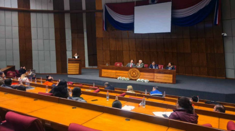 Representantes de los tres poderes del Estado, Ejecutivo, Legislativo y Judicial participaron de una mesa de diálogo en el marco de la conmemoración por el Día de la Resistencia de los Pueblos Indígenas. 