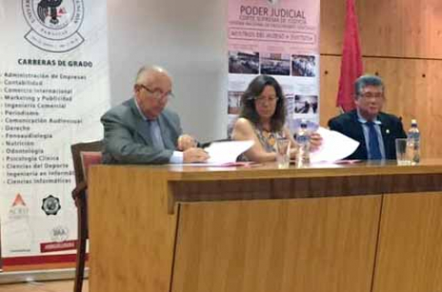 El ministro Miguel Óscar Bajac Albertini participando de la firma del memorándum de entendimiento entre el Sistema Nacional de Facilitadores Judiciales y la Universidad Autónoma de Asunción (UAA).