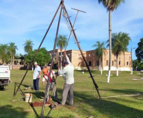 Funcionarios de obras civiles realizando estudio de suelo.