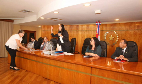 Estuvieron el doctor César Irala, la licenciada Paola Rodríguez, Francisco Paredes, la licenciada Francisca Acevedo y la licenciada Teresa Sánchez.