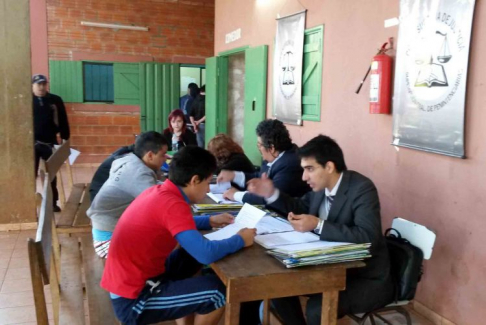 La comitiva realizando entrevistas a los adolescentes.