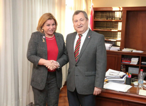 El presidente de la Corte Suprema de Justicia, Eugenio Jiménez Rolón, recibiendo a la ministra de la Mujer, Nilda Romero Santacruz.