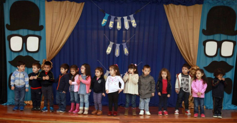 Músicas y bailes de niños y niñas de la institución inundaron el recinto.