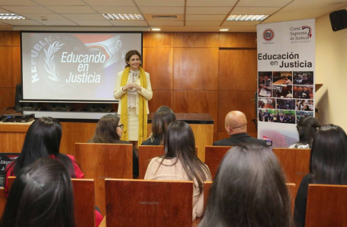 La camarista de la Niñez y de la Adolescencia la doctora Gloria Benítez abrió un debate sobre la jurisdicción de esta área tan sensible