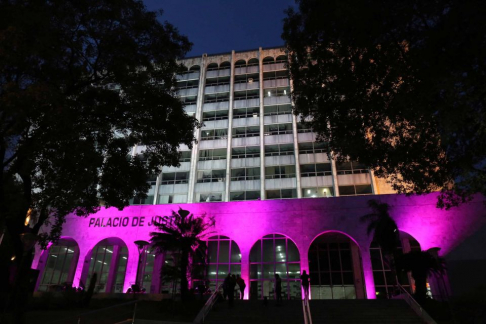 Fachada iluminada del Palacio de Justicia de Asunción desde la víspera.