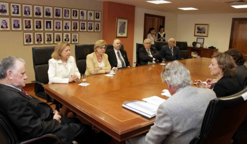 En la sala del pleno de la Corte Suprema fueron recibidos los funcionarios de la Unión Europea.