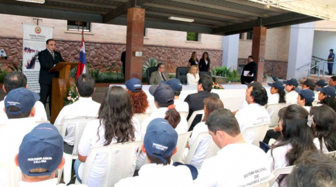 El doctor Rigoberto Zarza, durante la toma de juramento de nuevos facilitadores.