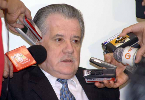 Ministro Victor Nuñez hablando con periodistas judiciales