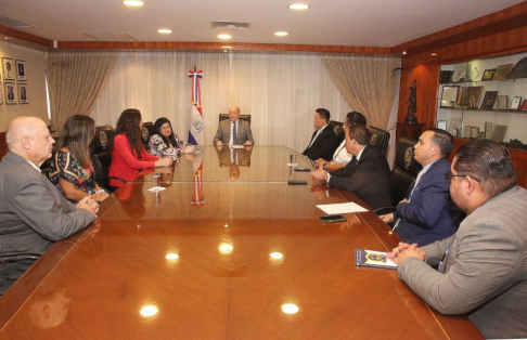 Este martes 14 de marzo el presidente de la Corte Suprema de Justicia, doctor César Diesel, la vicepresidente primera, doctora Carolina Llanes y el ministro Luis María Benítez Riera recibieron en la sala del Plenario a Carlos Alberto Solórzano Rivera.