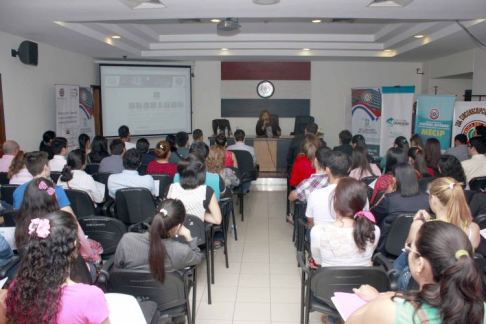 Universitarios presentes en la jornada de participación ciudadana en la ciudad de Villarrica.