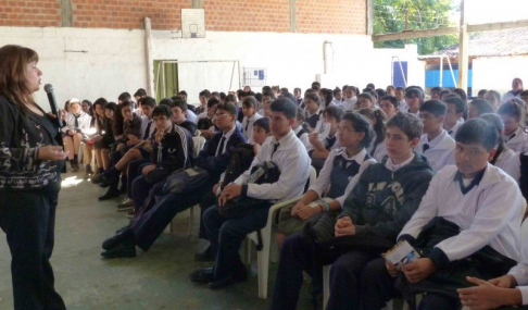 La jueza Jovita Rojas explicando a los alumnos sus derechos y obligaciones.