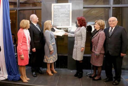 Descubrimiento de la placa conmemorativa con los ministros de la Corte y la presidenta del Colegio de Escribanos del Paraguay.