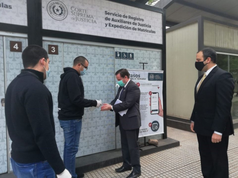 Respetando los protocolos sanitarios actuales, el doctor Martínez Simón gestionó la renovación de su matrícula como profesional del derecho. 