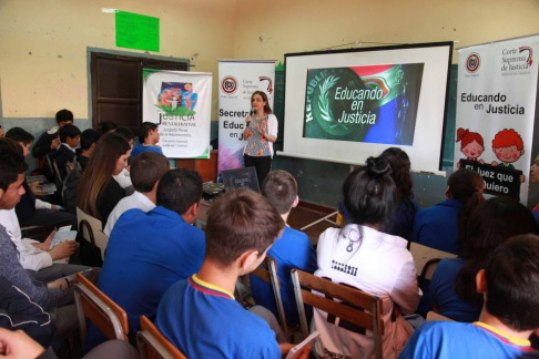 La Secretaría de Educación en Justicia lleva adelante jornadas informativas en instituciones educativas de Lambaré por el Mes de la Juventud.