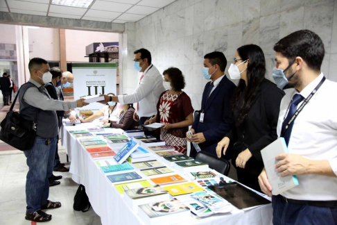 El Instituto de Investigaciones Jurídicas (IIJ) de la Corte Suprema de Justicia realizó este jueves 14 de octubre una feria de libros en la plazoleta de la sede judicial de la Capital.