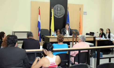 Momento del juicio oral a cargo de la jueza Eva de Witte, que se realizó en la Universidad Católica.