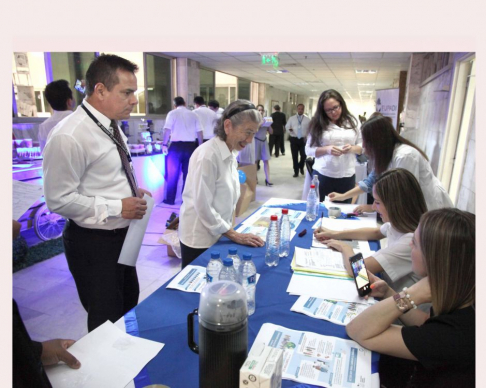 Algunos funcionarios consultando acerca de la prevención y tratamiento de la Diabetes.  tratamiento de la diabetes.