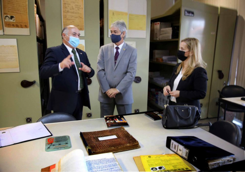 Museo de la Justicia recibió visita del embajador de Chile.