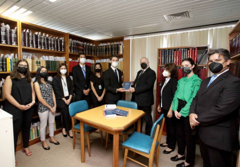 El ministro y responsable de la biblioteca del Poder Judicial, Luis María Benítez Riera recibió en carácter de donación tres tomos impresos de la Revista Jurídica de la Universidad Católica.