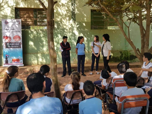 La jueza de Paz, Liliana de Bristot realizó dinámicas con los alumnos para que los temas sean propuestos con mayor claridad.