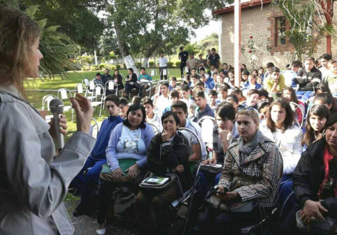 La camarista Gloria Benítez alentó a los alumnos a no callar ningún maltrato ni abuso.