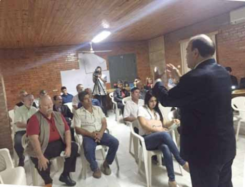 El abogado Rigoberto Zarza, director del Sistema Nacional de Facilitadores Judiciales, presentando las actividades desarrolladas por el Programa Nacional.