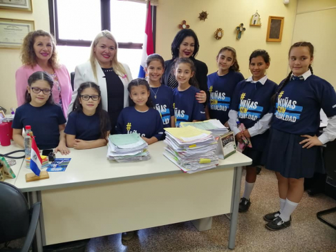 Las niñas fueron recibidas por las autoridades del Consejo de Administración de Central