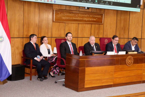 El presidente de la CSJ, doctor Luis María Benítez Riera, y los ministros doctores Eugenio Jiménez Rolón y Víctor Ríos Ojeda, participaron en la sesión extraordinaria conjunta con la Comisión Bicameral de Reordenamiento de la Estructura del Estado. 