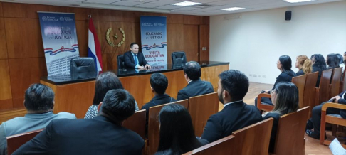 Alumnos de Derecho de Unigran visitaron Palacio de Justicia de Capital.